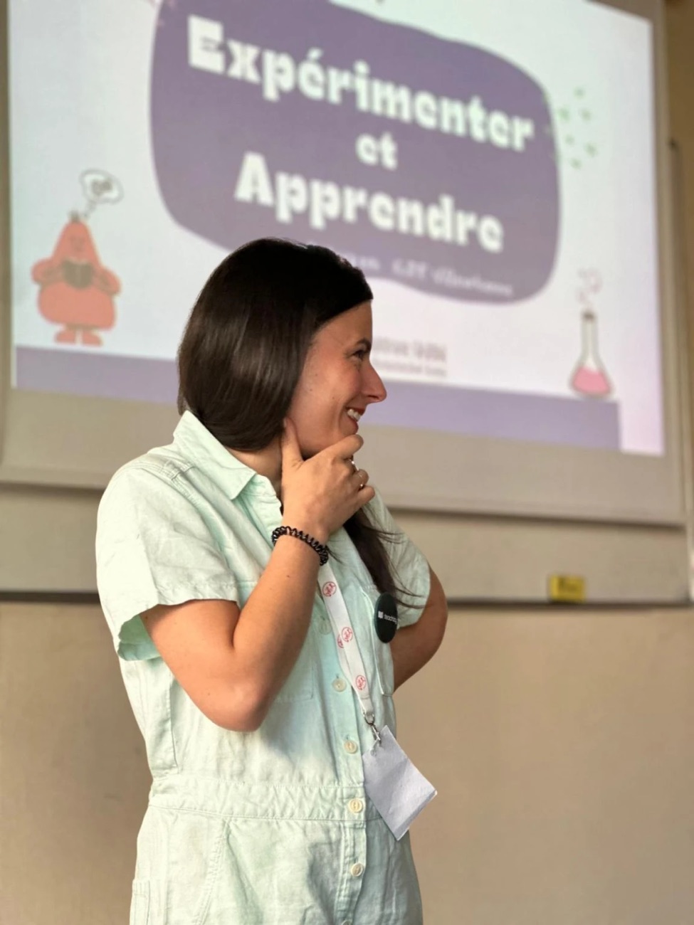 Soizic Fouilland sur scène, devant une diapositive « Expérimenter et apprendre »