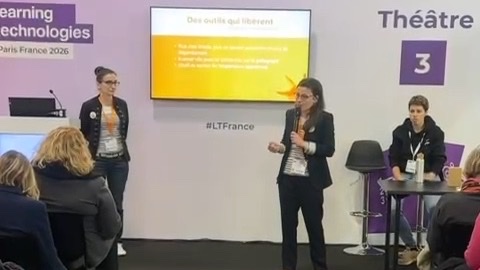 Soizic Fouilland, micro en main, au Théâtre 3 du salon Learning Technologies, devant l'écran « Des outils qui libèrent »