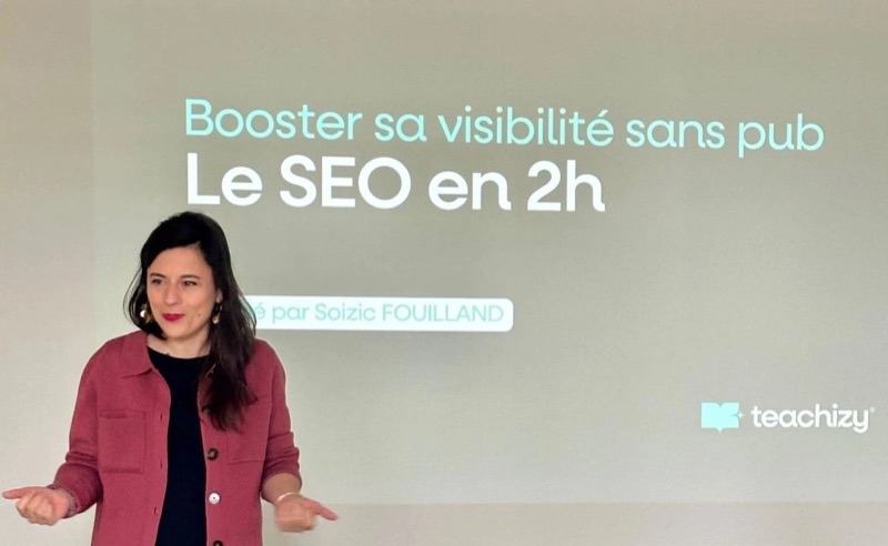 Soizic Fouilland anime l'atelier, devant la diapositive « Booster sa visibilité sans pub : le SEO en 2 h »
