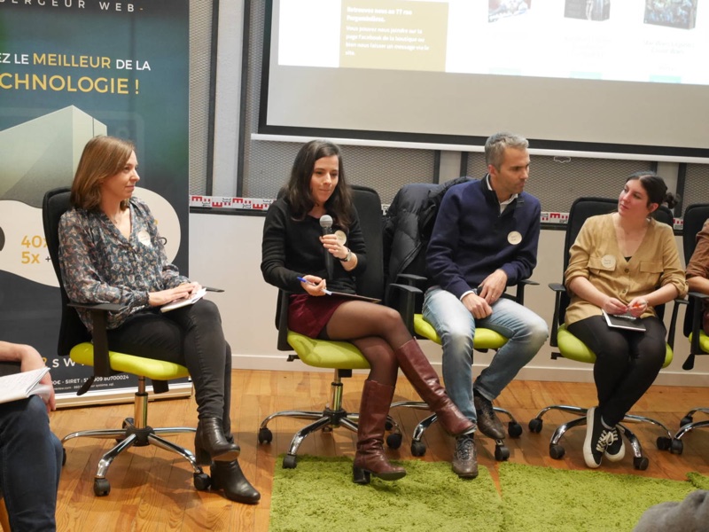 Soizic Fouilland au micro, entourée des intervenants de la table ronde