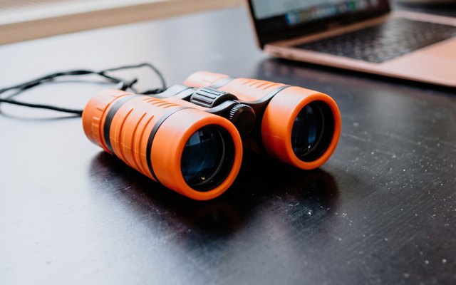 Jumelles orange posées sur un bureau
