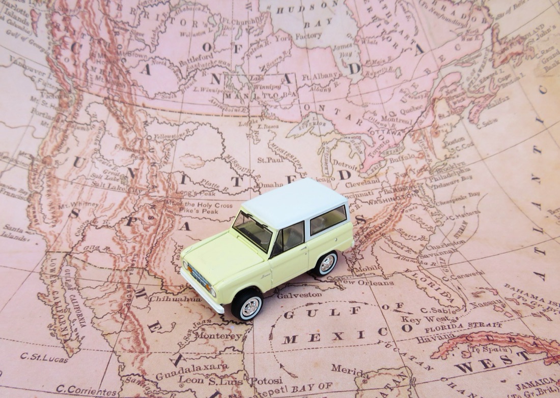 Petite voiture jouet posée sur une carte routière