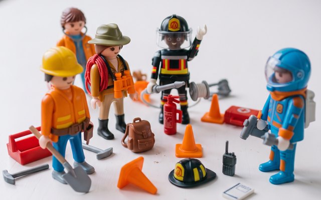 Figurines de jouet réunies autour d'une table, comme en séance de formation