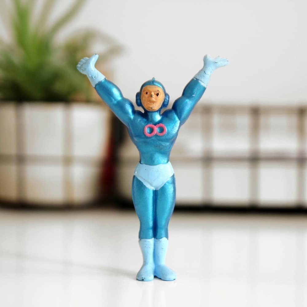 Figurine de super-héros aux bras levés